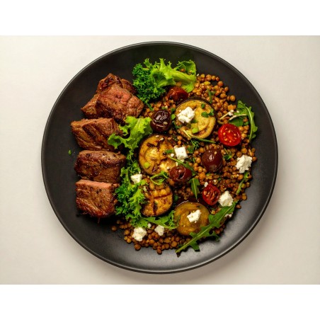 Ensalada de lentejas con berenjena asada, cherry y queso feta con ternera kebab